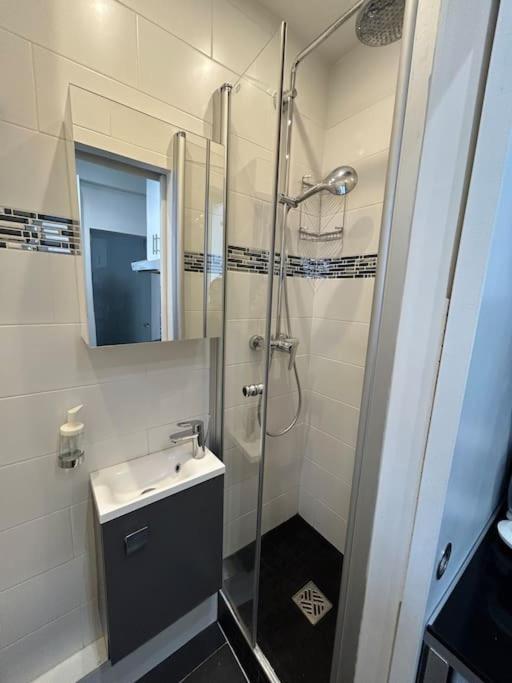 Situe A 7 Min A Pied De Paris Porte De Versailles Et Metro Apartment *